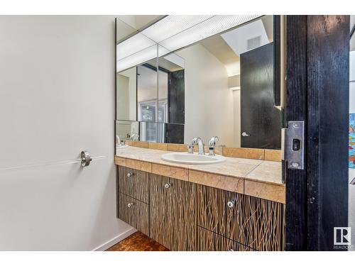 8771 Strathearn Dr Nw, Edmonton, AB - Indoor Photo Showing Bathroom