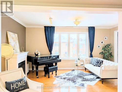 120 Danielson Court, Mississauga, ON - Indoor Photo Showing Living Room