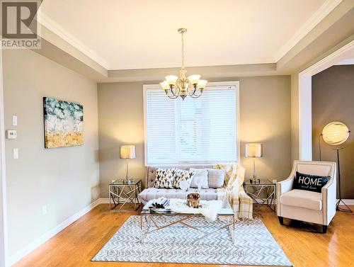 120 Danielson Court, Mississauga, ON - Indoor Photo Showing Living Room