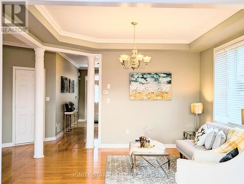 120 Danielson Court, Mississauga, ON - Indoor Photo Showing Living Room