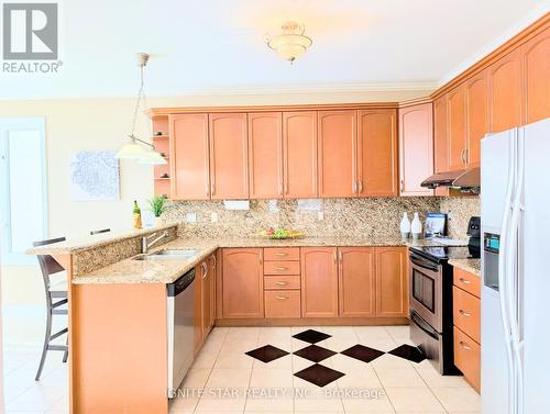 120 Danielson Court, Mississauga, ON - Indoor Photo Showing Kitchen