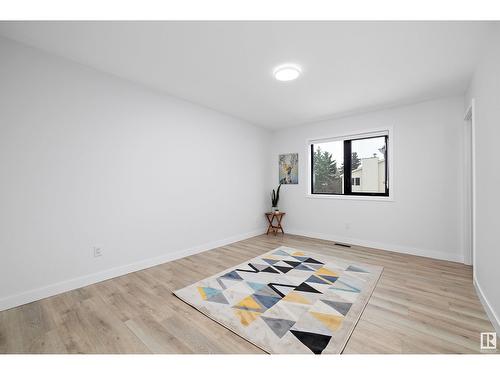 15107 42 Av Nw, Edmonton, AB - Indoor Photo Showing Other Room