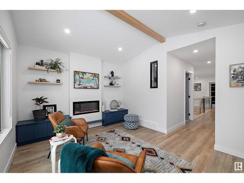 15107 42 Av Nw, Edmonton, AB - Indoor Photo Showing Living Room