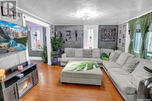 2051 Broder Street, Regina, SK - Indoor Photo Showing Living Room