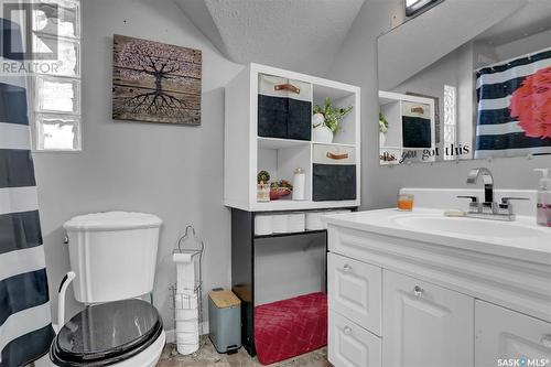 2051 Broder Street, Regina, SK - Indoor Photo Showing Bathroom