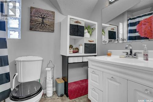 2051 Broder Street, Regina, SK - Indoor Photo Showing Bathroom