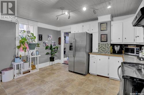 2051 Broder Street, Regina, SK - Indoor Photo Showing Kitchen