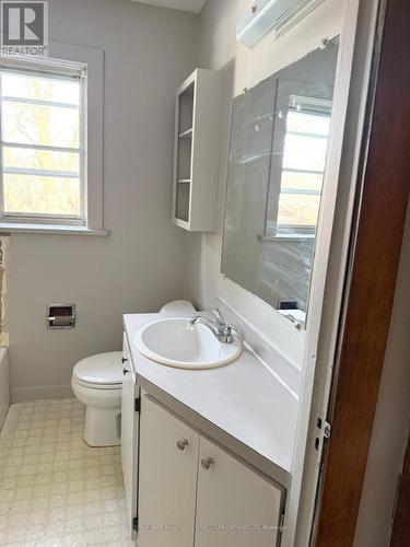 98 Waterloo Street, Waterloo, ON - Indoor Photo Showing Bathroom