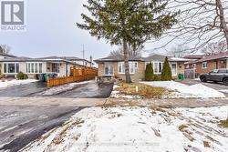 819 EAGLEMOUNT CRESCENT  Mississauga, ON L5C 1H2