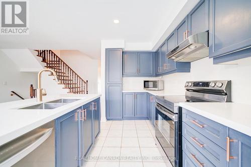 4222 Prudham Ave, Burlington, ON - Indoor Photo Showing Kitchen With Double Sink With Upgraded Kitchen