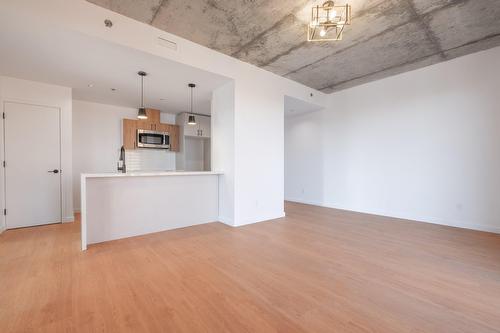 Overall view - 218-230 Boul. Harwood, Vaudreuil-Dorion, QC - Indoor Photo Showing Kitchen