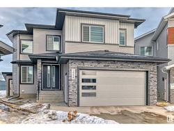 1004 151 AV NW  Edmonton, AB T5Y 4C8