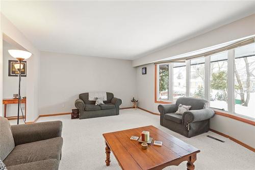 39 Carlotta Crescent, Winnipeg, MB - Indoor Photo Showing Living Room