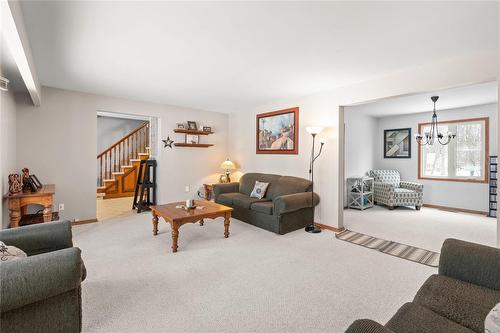 39 Carlotta Crescent, Winnipeg, MB - Indoor Photo Showing Living Room