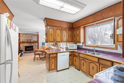 39 Carlotta Crescent, Winnipeg, MB - Indoor Photo Showing Kitchen With Double Sink