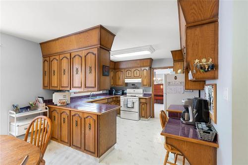 39 Carlotta Crescent, Winnipeg, MB - Indoor Photo Showing Kitchen With Double Sink