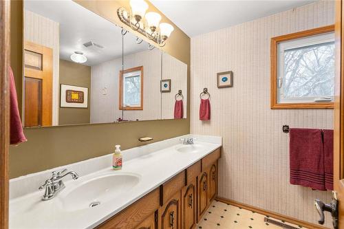 39 Carlotta Crescent, Winnipeg, MB - Indoor Photo Showing Bathroom