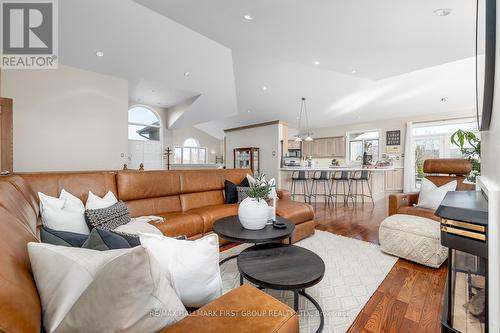 7472 Aked Road, Clarington, ON - Indoor Photo Showing Living Room