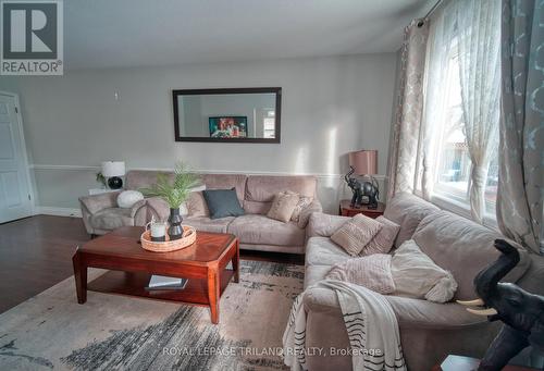 58 Stonehenge Court, London, ON - Indoor Photo Showing Living Room