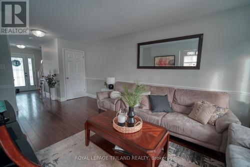 58 Stonehenge Court, London, ON - Indoor Photo Showing Living Room