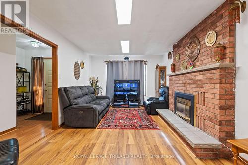 124 Fairchild Crescent, London, ON - Indoor Photo Showing Living Room With Fireplace