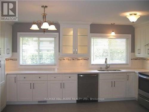 572 Arlington Boulevard, Burlington, ON - Indoor Photo Showing Kitchen With Double Sink