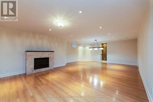 645 Cranleigh Court, Mississauga, ON - Indoor Photo Showing Living Room With Fireplace