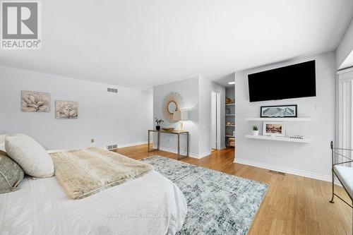 365 Shoreacres Road, Burlington, ON - Indoor Photo Showing Bedroom