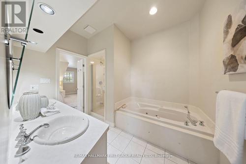 257 Roseland Crescent, Burlington, ON - Indoor Photo Showing Bathroom