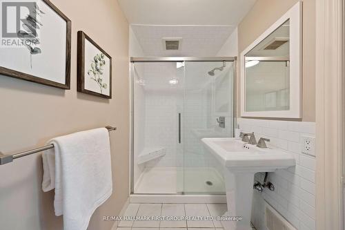 257 Roseland Crescent, Burlington, ON - Indoor Photo Showing Bathroom