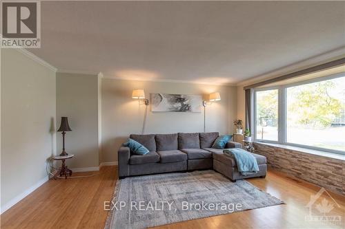 2264 Russell Road, Ottawa, ON - Indoor Photo Showing Living Room