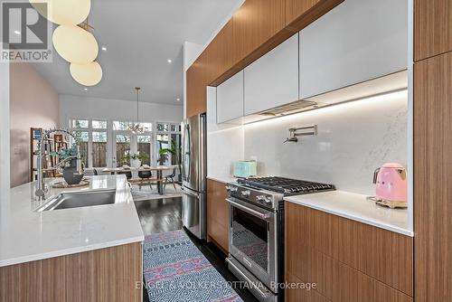 909 Mountainview Avenue, Ottawa, ON - Indoor Photo Showing Kitchen