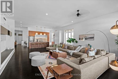 909 Mountainview Avenue, Ottawa, ON - Indoor Photo Showing Living Room