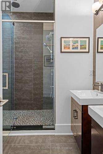 909 Mountainview Avenue, Ottawa, ON - Indoor Photo Showing Bathroom