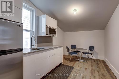 351 Oxford Street E, London, ON - Indoor Photo Showing Kitchen