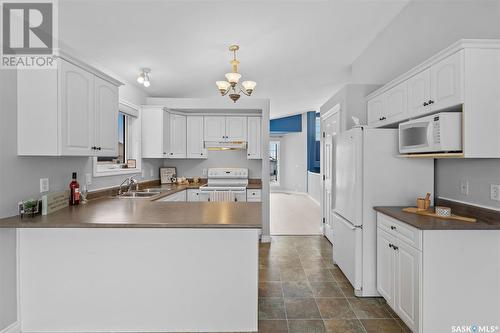 407 Guenter Bay, Saskatoon, SK - Indoor Photo Showing Kitchen With Double Sink