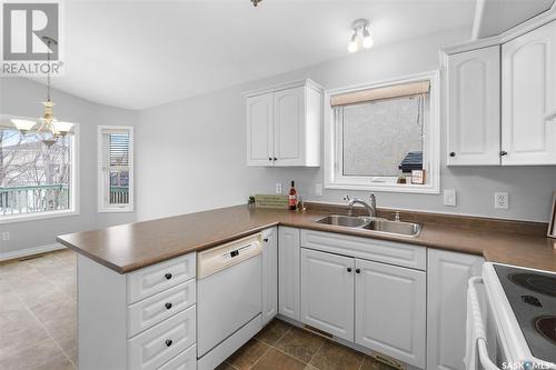 407 Guenter Bay, Saskatoon, SK - Indoor Photo Showing Kitchen With Double Sink