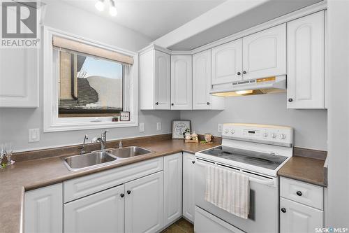 407 Guenter Bay, Saskatoon, SK - Indoor Photo Showing Kitchen With Double Sink