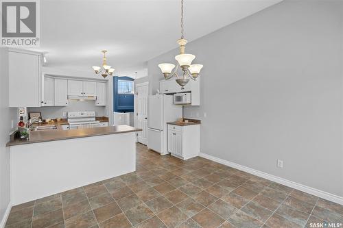 407 Guenter Bay, Saskatoon, SK - Indoor Photo Showing Kitchen