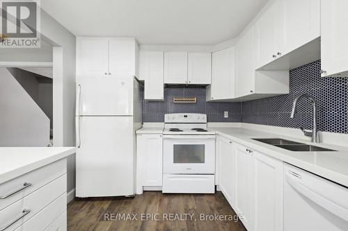 499 Parkview Crescent, Cambridge, ON - Indoor Photo Showing Kitchen With Double Sink