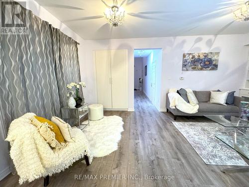 3900 Arvona Place, Mississauga, ON - Indoor Photo Showing Living Room