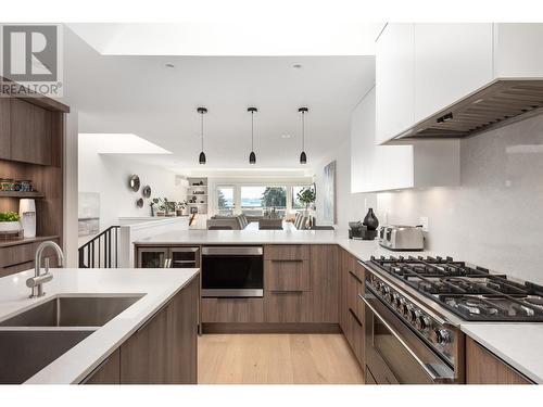 2526 Marine Drive, West Vancouver, BC - Indoor Photo Showing Kitchen With Double Sink With Upgraded Kitchen