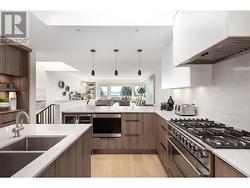 2526 MARINE DRIVE  West Vancouver, BC V7V 1L4