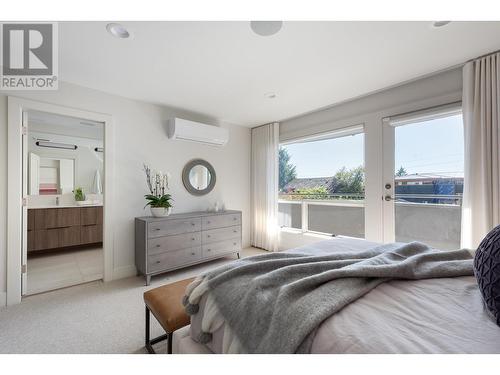 2526 Marine Drive, West Vancouver, BC - Indoor Photo Showing Bedroom