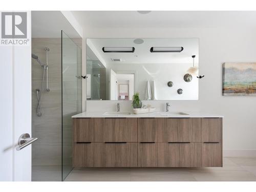 2526 Marine Drive, West Vancouver, BC - Indoor Photo Showing Bathroom