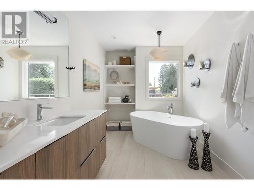 2526 Marine Drive, West Vancouver, BC - Indoor Photo Showing Bathroom