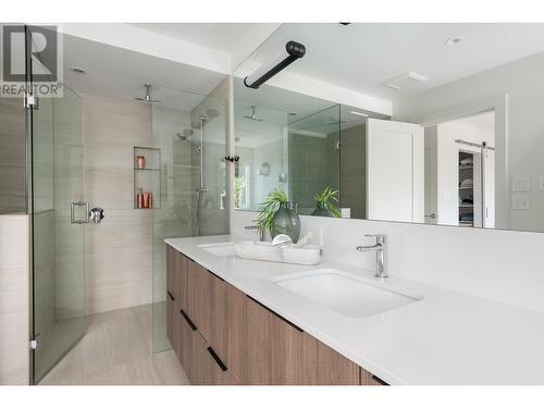 2526 Marine Drive, West Vancouver, BC - Indoor Photo Showing Bathroom