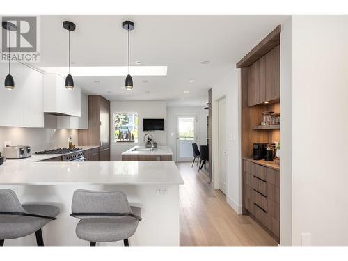 2526 Marine Drive, West Vancouver, BC - Indoor Photo Showing Kitchen With Upgraded Kitchen