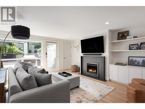 2526 Marine Drive, West Vancouver, BC - Indoor Photo Showing Living Room With Fireplace