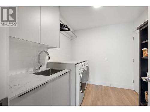 2526 Marine Drive, West Vancouver, BC - Indoor Photo Showing Laundry Room